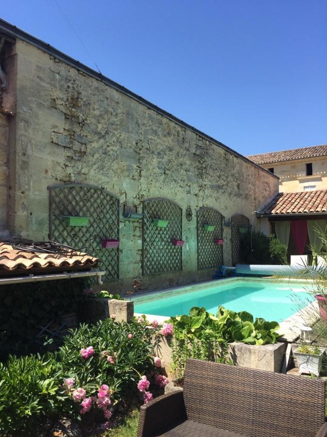 La Maison Du Bourg B&B Puisseguin Bagian luar foto
