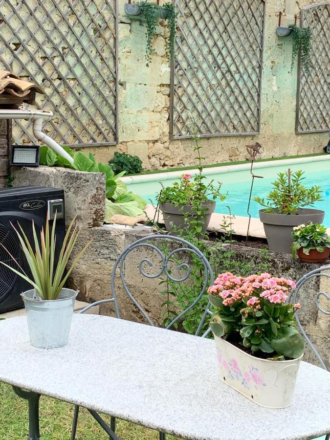 La Maison Du Bourg B&B Puisseguin Bagian luar foto