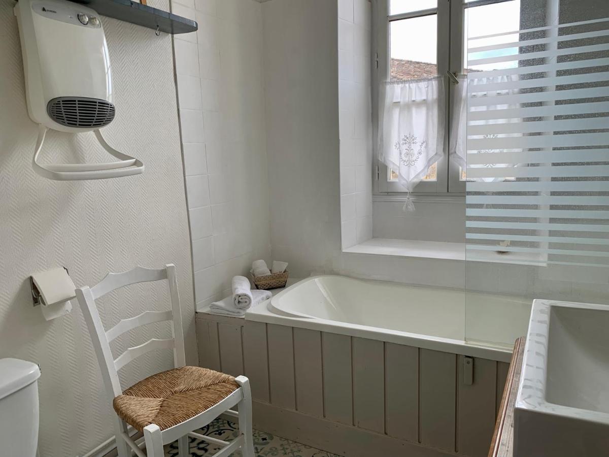 La Maison Du Bourg B&B Puisseguin Bagian luar foto